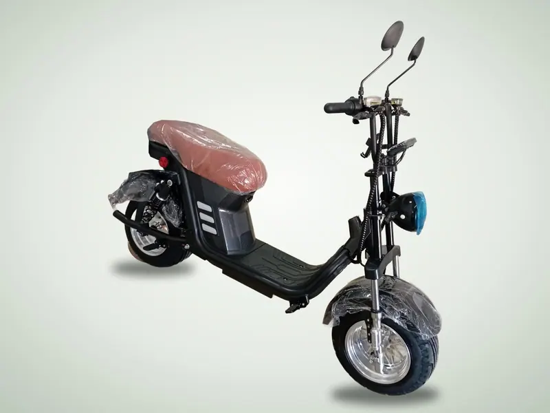 Scooter elétrica X15 Premium preta de banco marrom, vista de lado